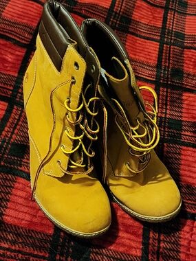 Timberland Women's Yellow Nubuck Lace-Up Boots